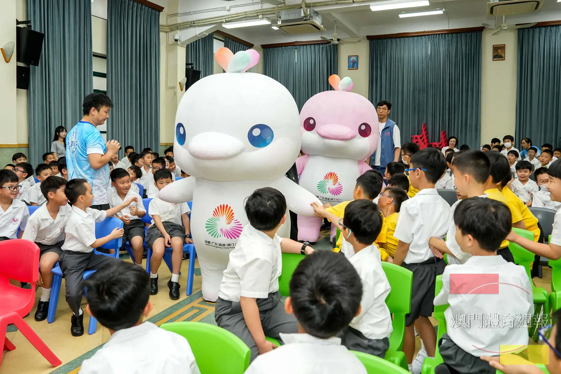 副2 喜洋洋、樂融融受學生夾道歡迎.jpg